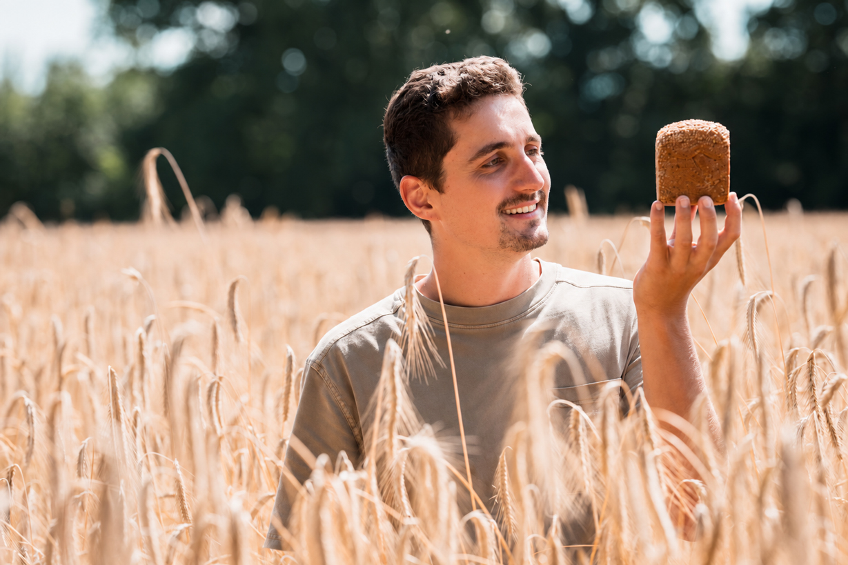 Johannes Ketterer, 7. Generation von Peters gute Backstube, an einen Baum gelehnt
